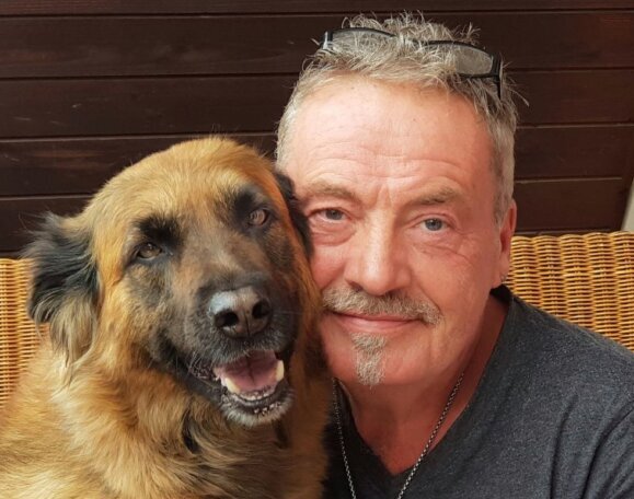 Foto von Thorsten mit seiner damaligen Noji.<br />Die beiden sitzen dort Wange an Wange